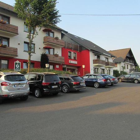 Land-Gut-Hotel Zur Burg Nuerburg Bagian luar foto