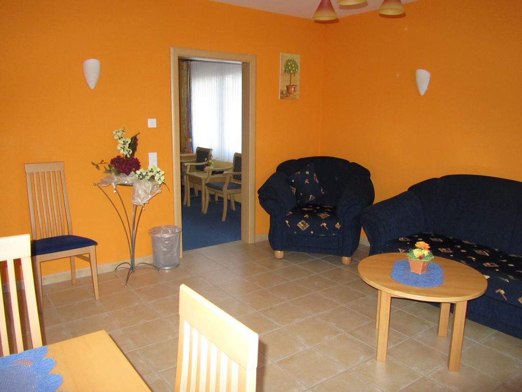 Hotel Zur Burg Nuerburg Ruang foto