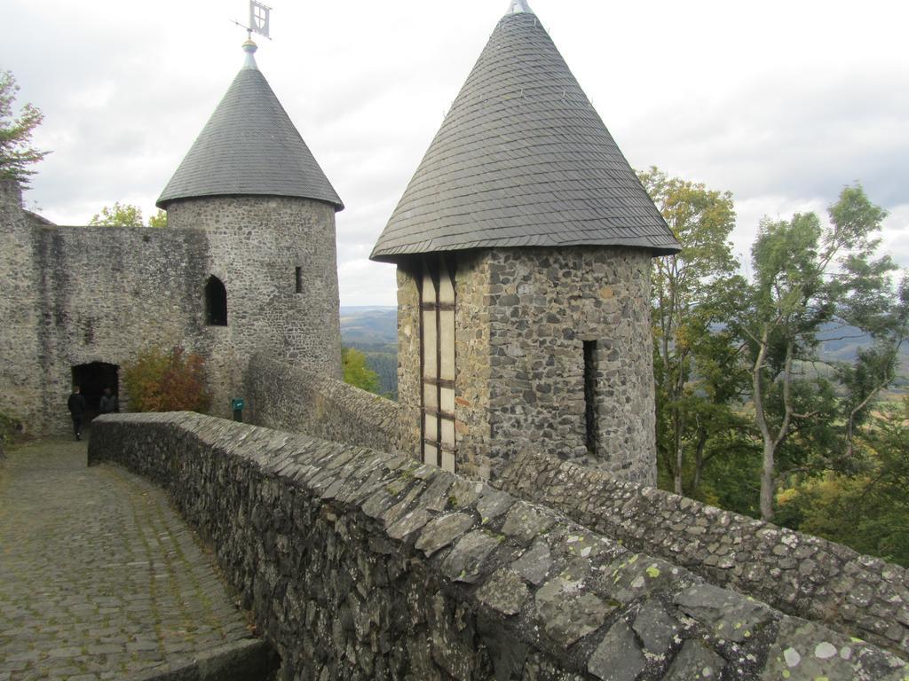 Hotel Zur Burg Nuerburg Bagian luar foto