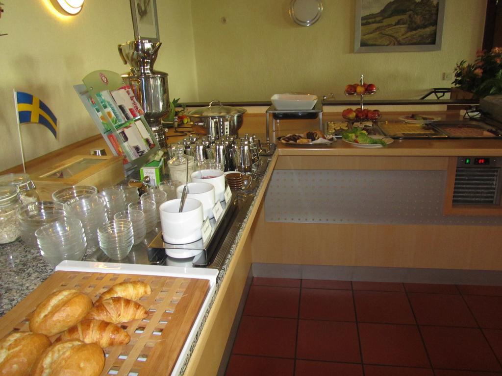 Hotel Zur Burg Nuerburg Bagian luar foto