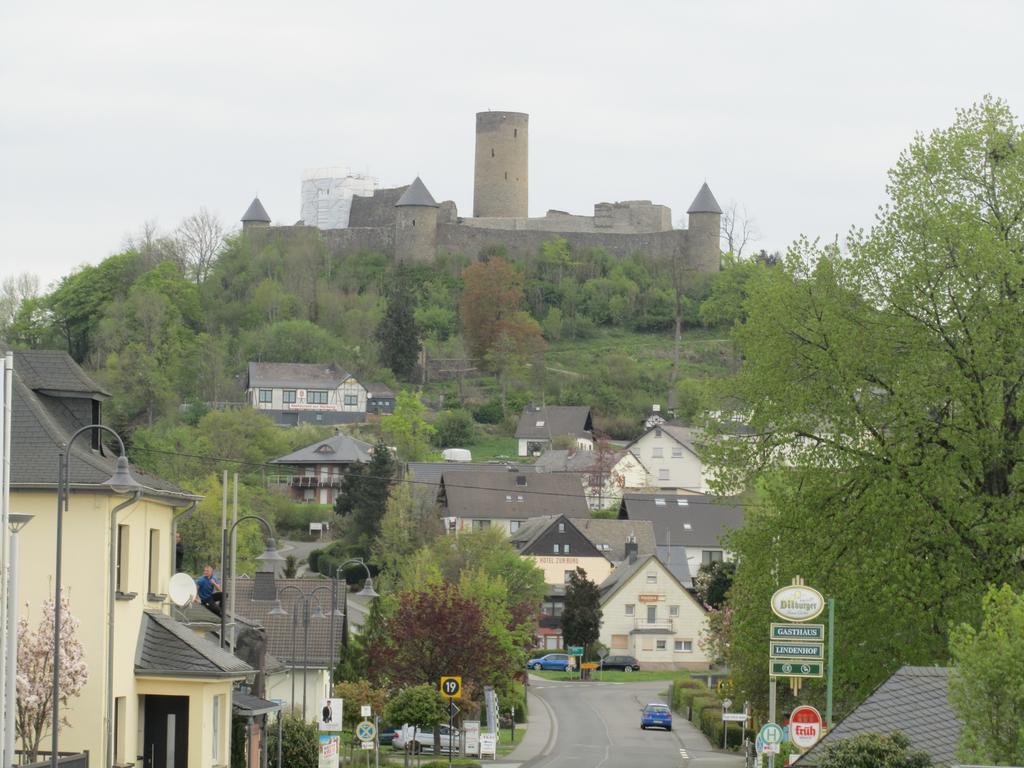 Land-Gut-Hotel Zur Burg Nuerburg Bagian luar foto