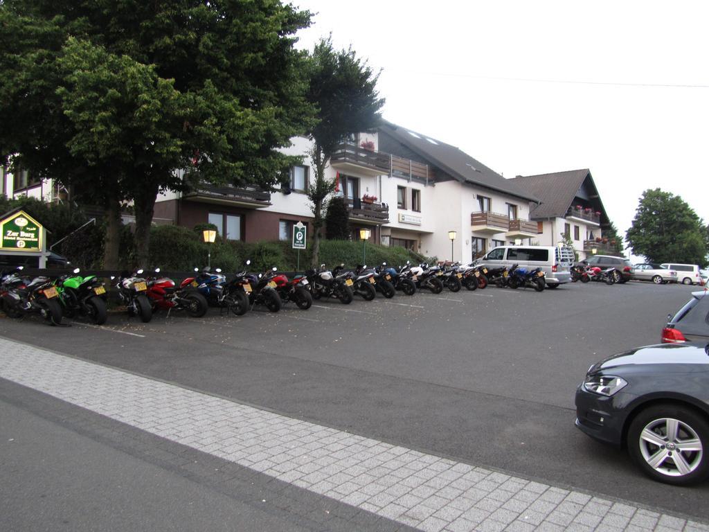 Land-Gut-Hotel Zur Burg Nuerburg Bagian luar foto