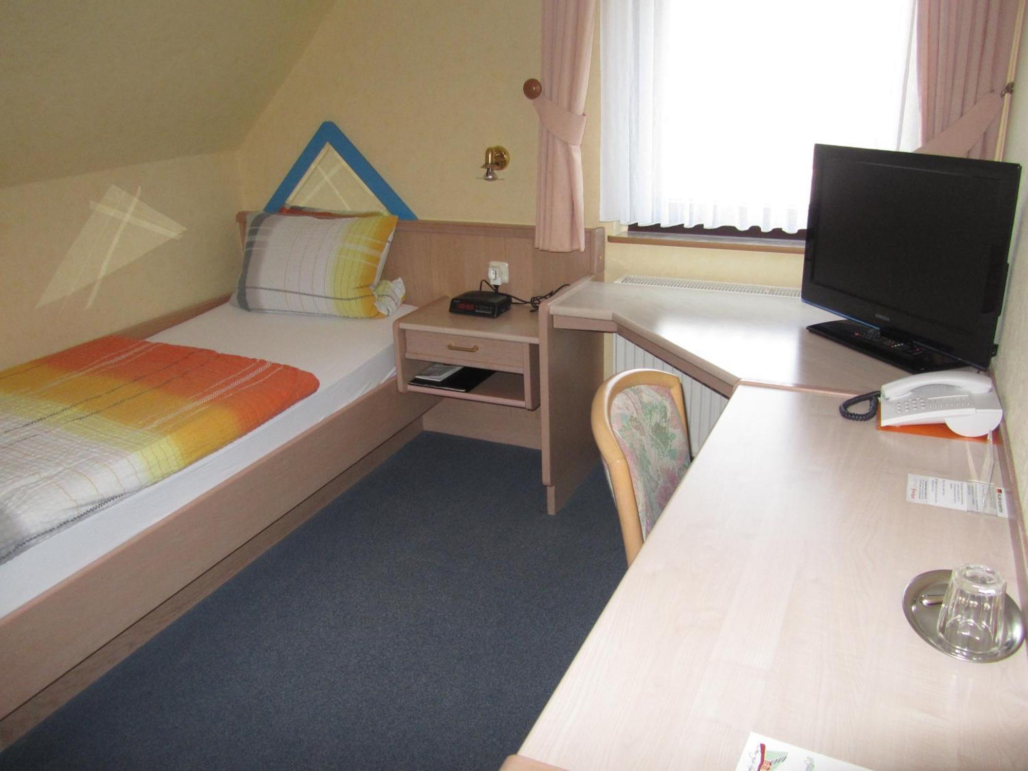 Hotel Zur Burg Nuerburg Ruang foto