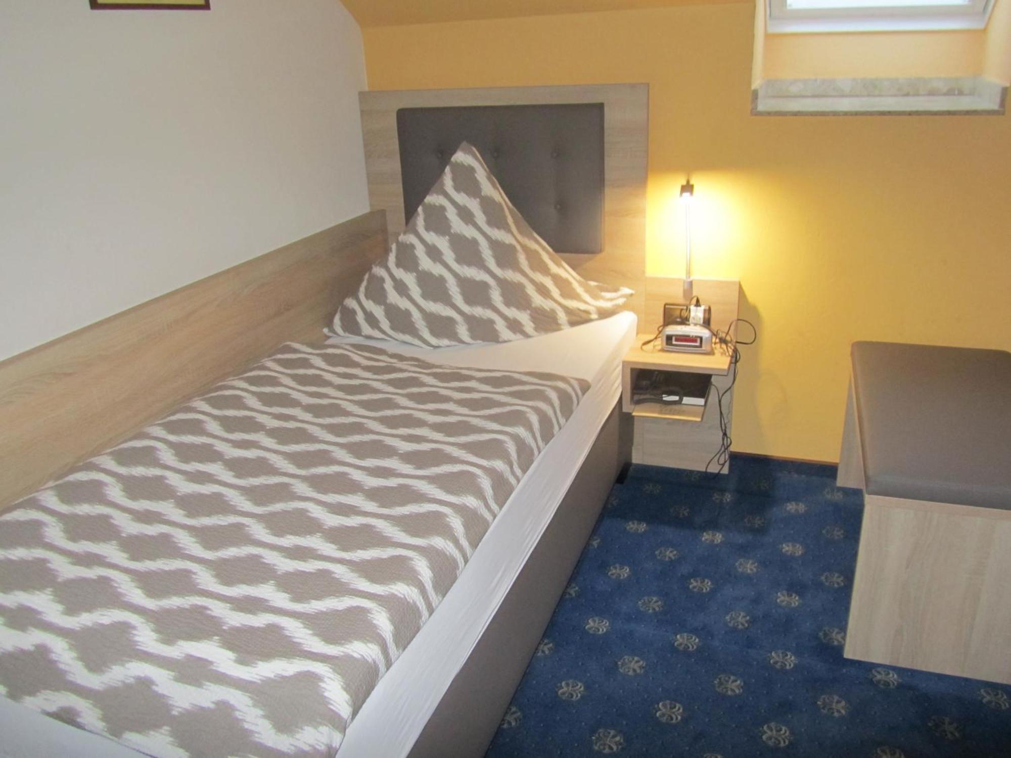 Hotel Zur Burg Nuerburg Ruang foto