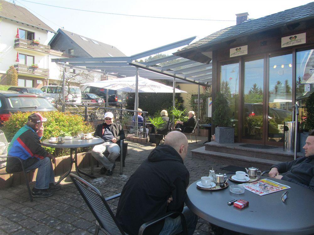 Land-Gut-Hotel Zur Burg Nuerburg Bagian luar foto