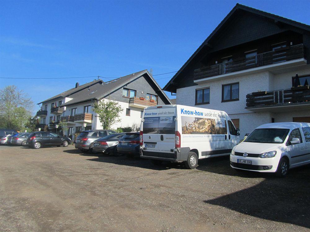 Land-Gut-Hotel Zur Burg Nuerburg Bagian luar foto