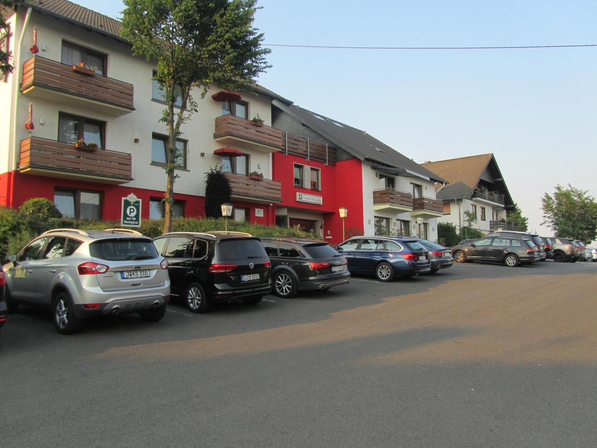 Land-Gut-Hotel Zur Burg Nuerburg Bagian luar foto