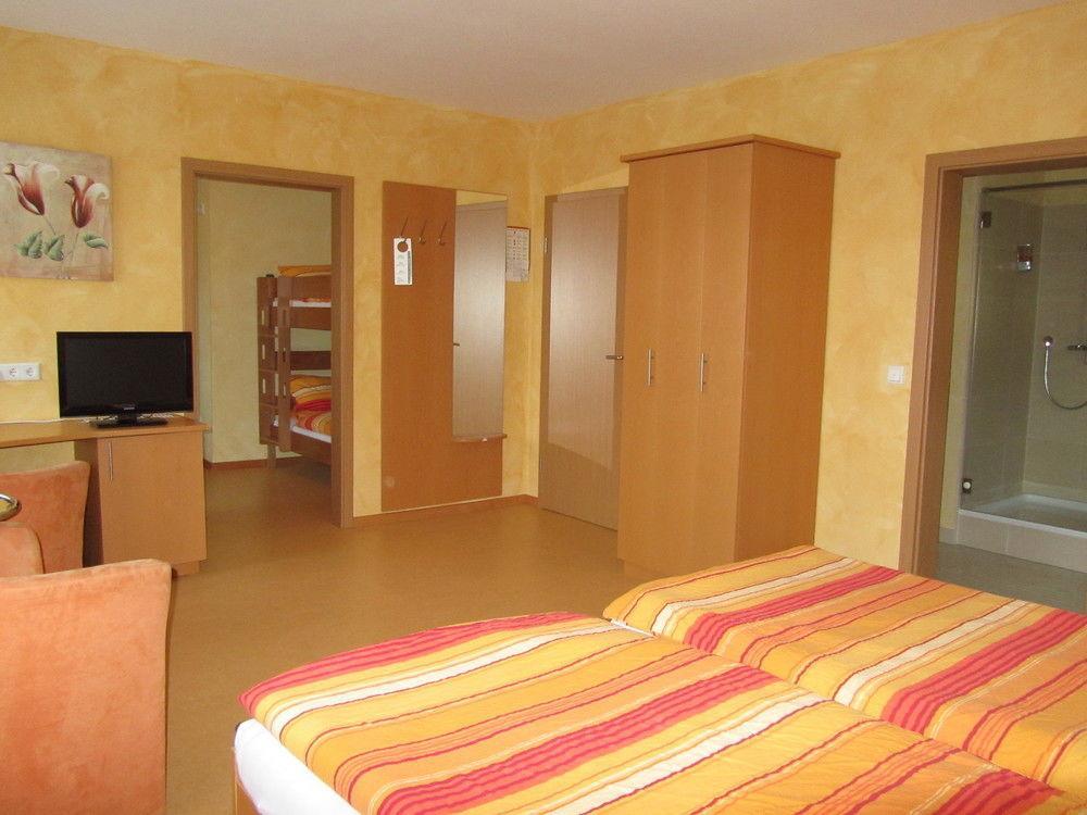 Hotel Zur Burg Nuerburg Bagian luar foto