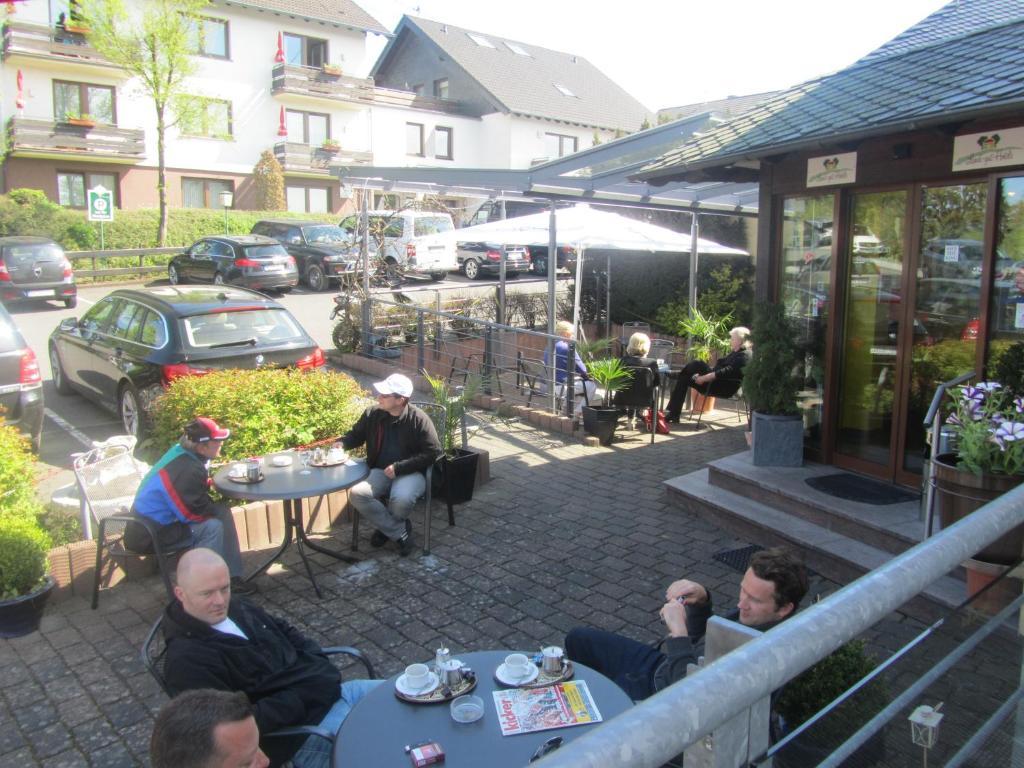 Hotel Zur Burg Nuerburg Bagian luar foto