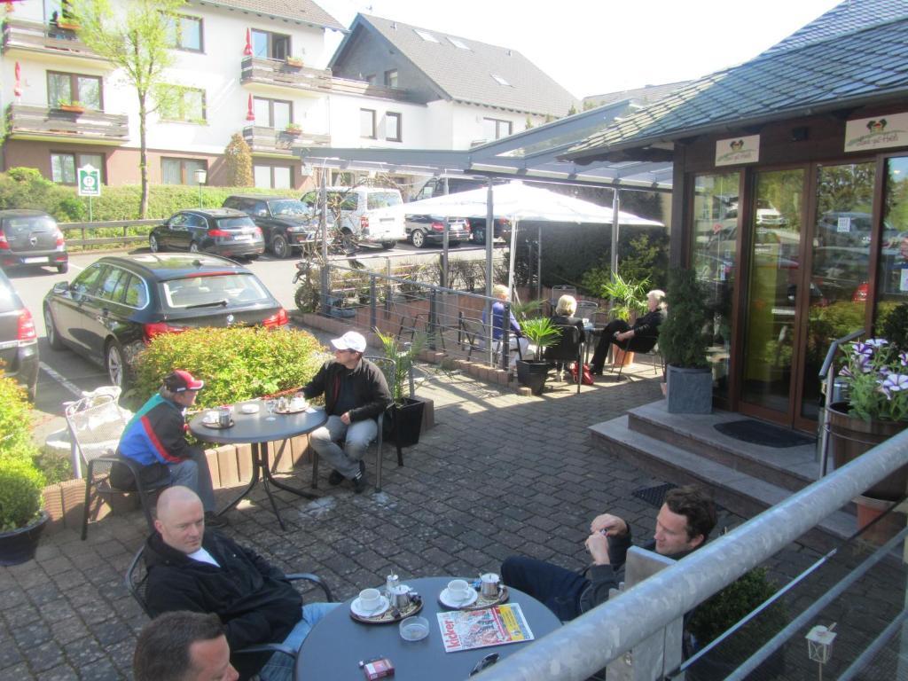 Land-Gut-Hotel Zur Burg Nuerburg Bagian luar foto