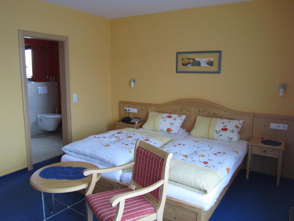 Hotel Zur Burg Nuerburg Ruang foto