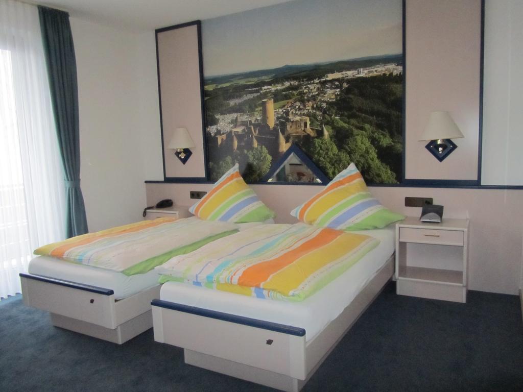 Hotel Zur Burg Nuerburg Bagian luar foto