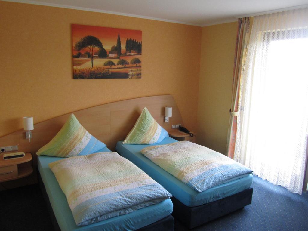 Hotel Zur Burg Nuerburg Ruang foto