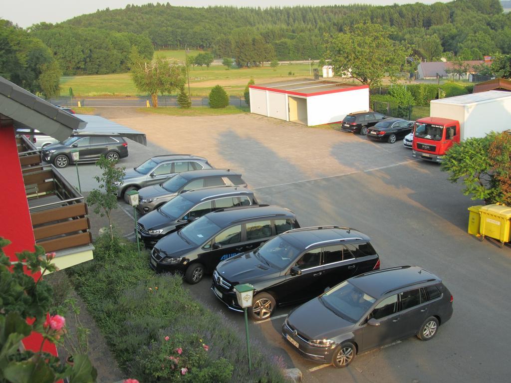 Hotel Zur Burg Nuerburg Bagian luar foto