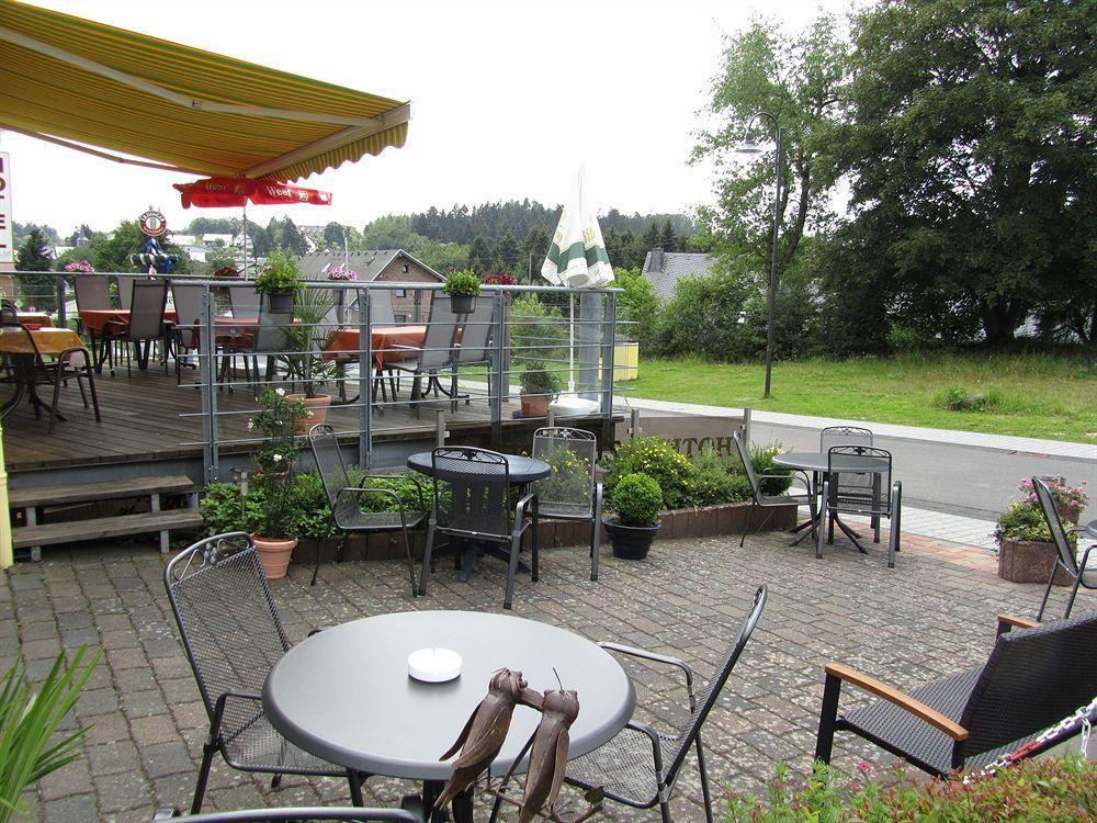 Hotel Zur Burg Nuerburg Bagian luar foto