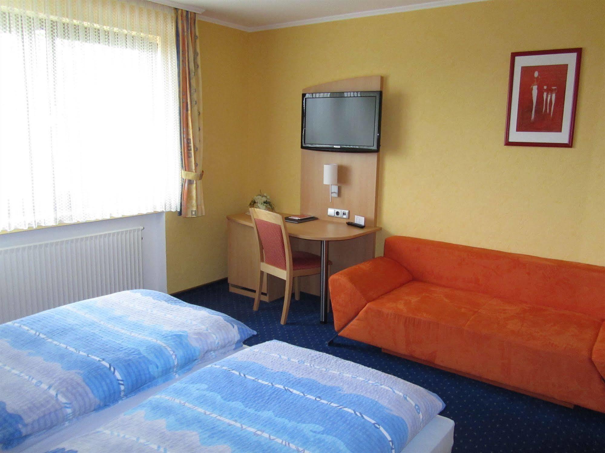 Hotel Zur Burg Nuerburg Bagian luar foto