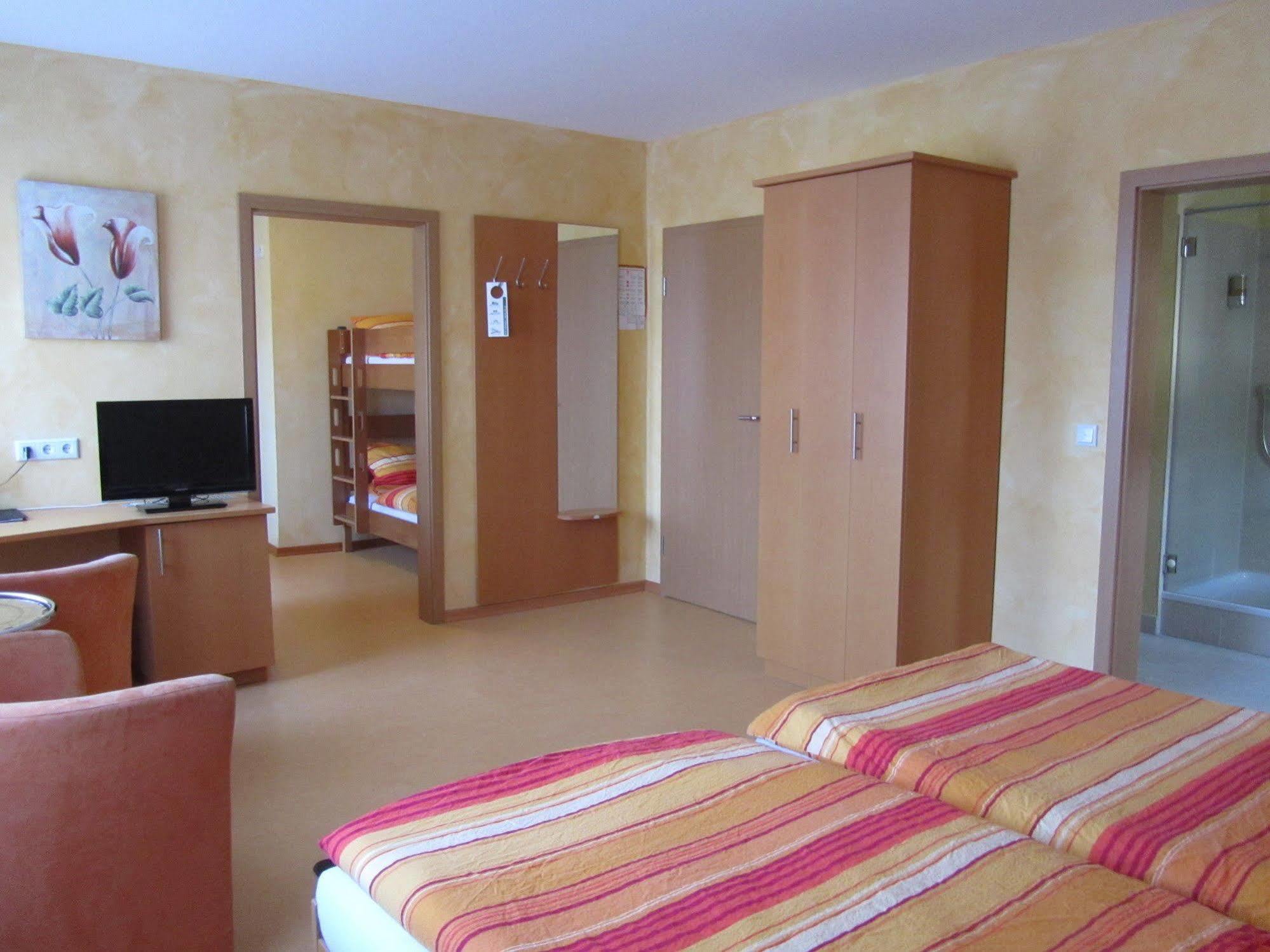 Hotel Zur Burg Nuerburg Bagian luar foto
