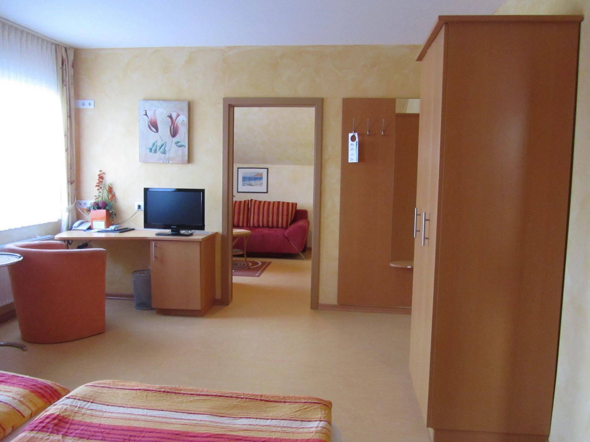 Hotel Zur Burg Nuerburg Bagian luar foto