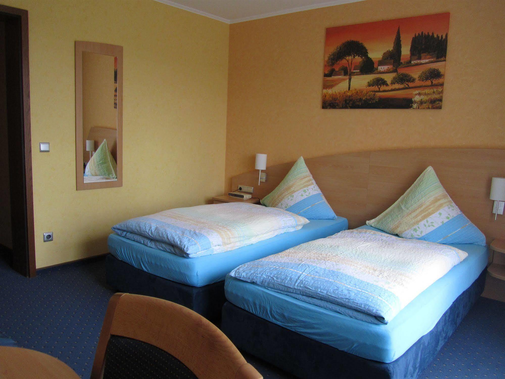 Hotel Zur Burg Nuerburg Bagian luar foto