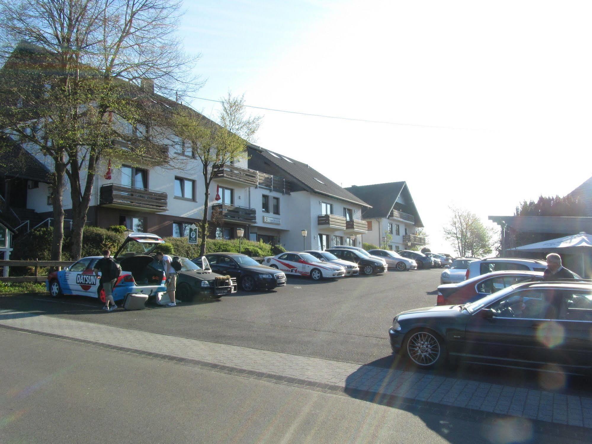 Land-Gut-Hotel Zur Burg Nuerburg Bagian luar foto