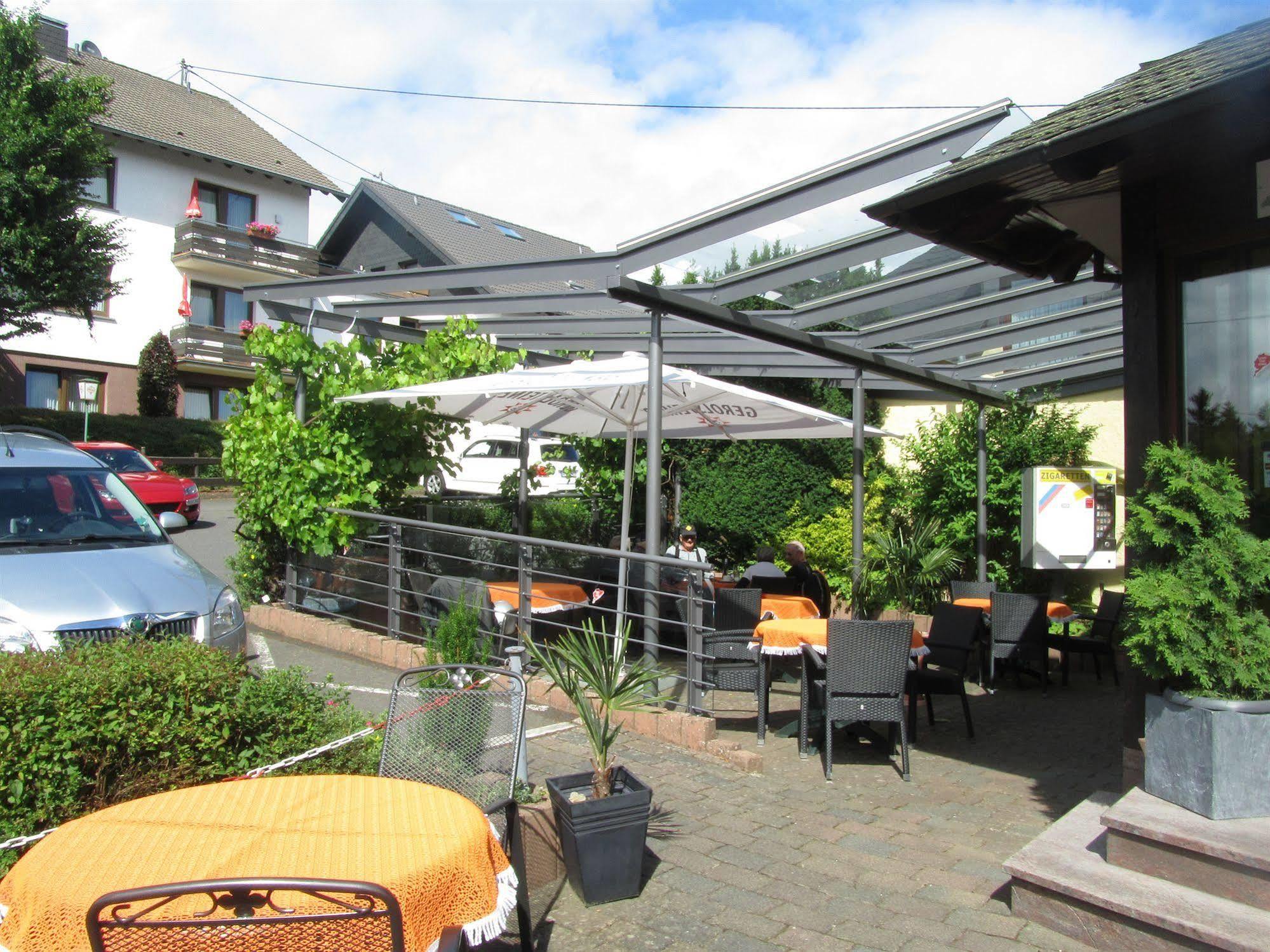 Land-Gut-Hotel Zur Burg Nuerburg Bagian luar foto