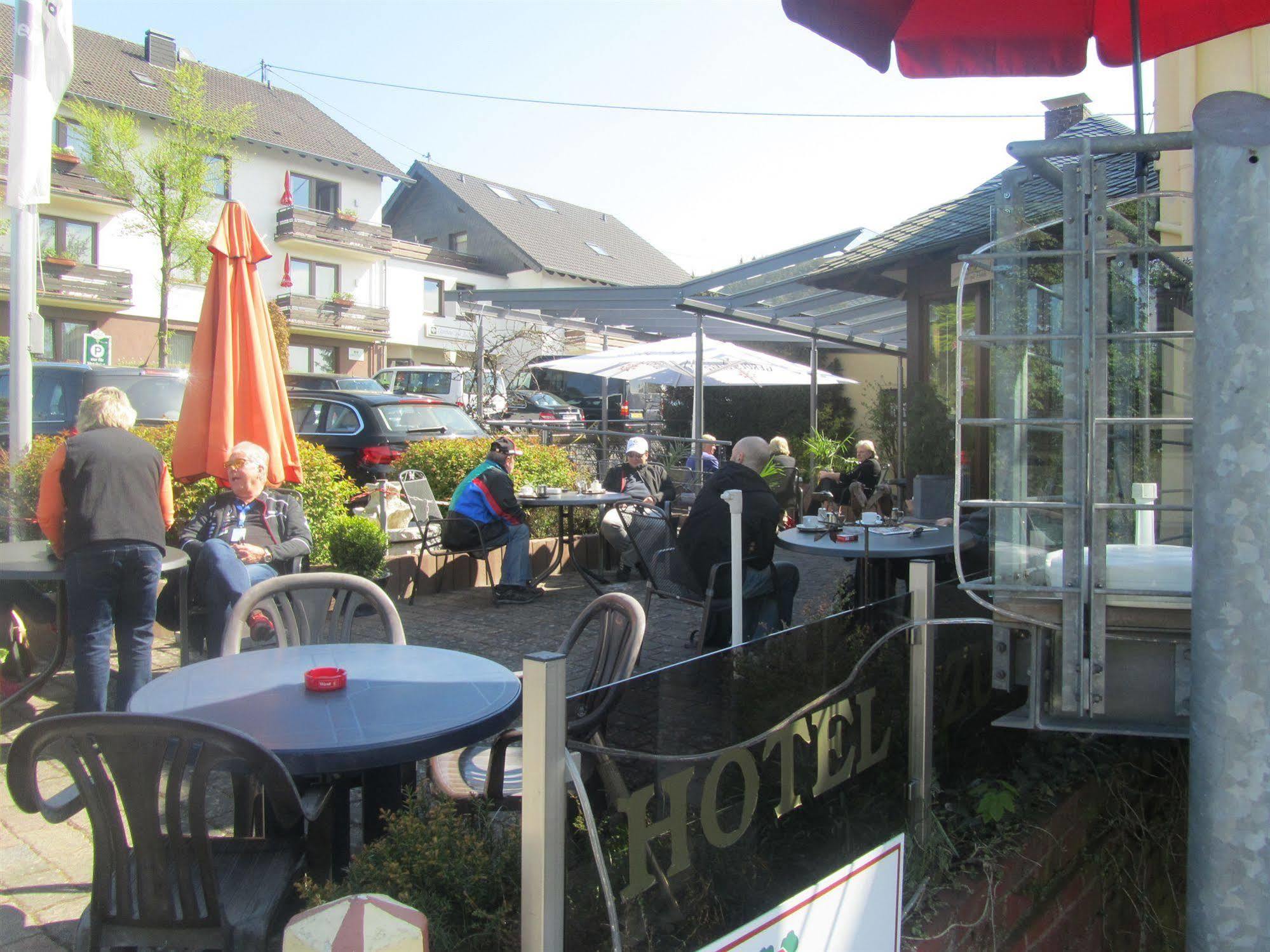 Land-Gut-Hotel Zur Burg Nuerburg Bagian luar foto