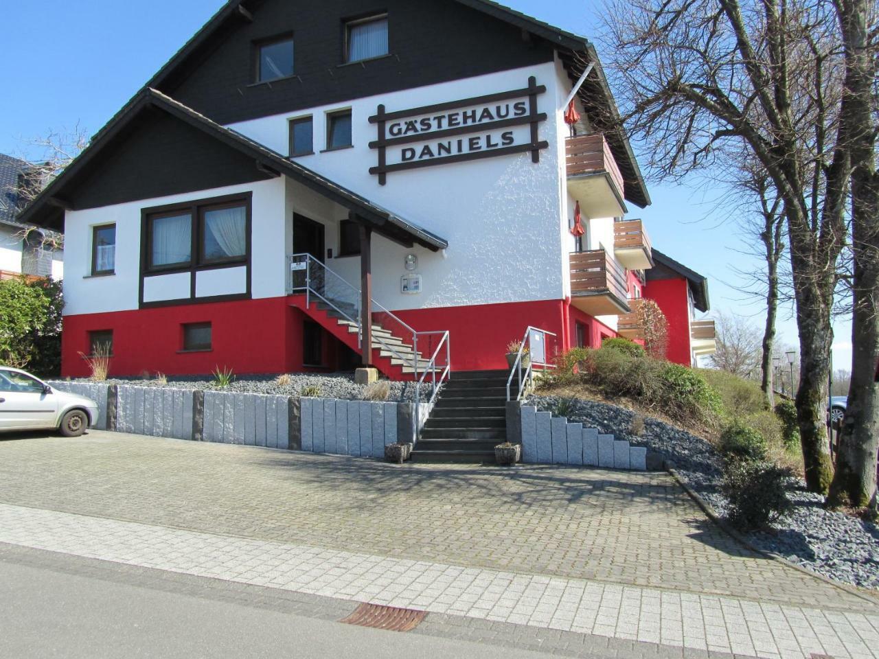 Hotel Zur Burg Nuerburg Bagian luar foto