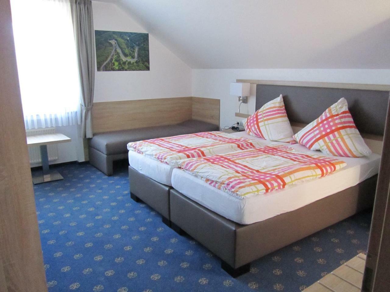 Hotel Zur Burg Nuerburg Bagian luar foto