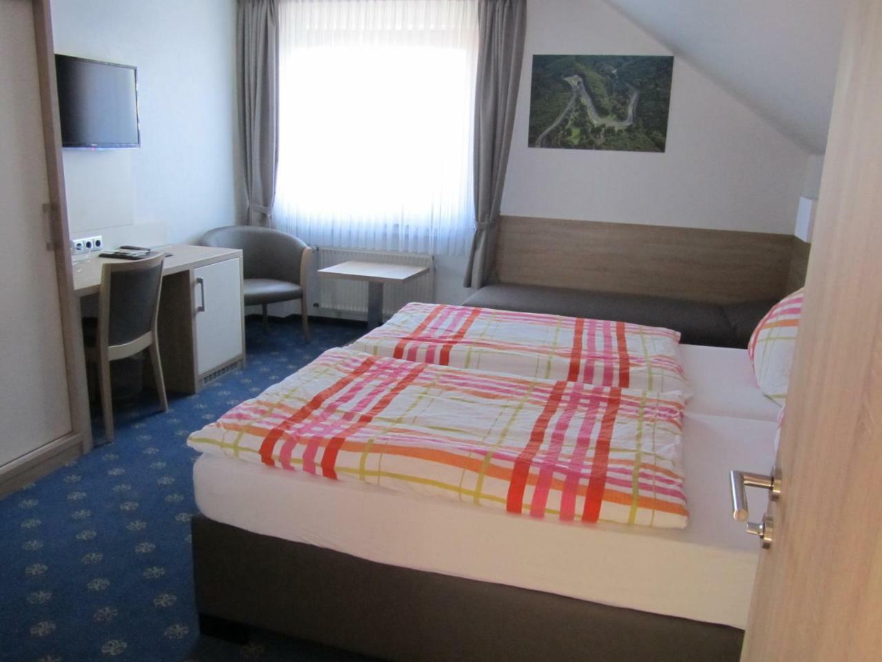 Hotel Zur Burg Nuerburg Bagian luar foto